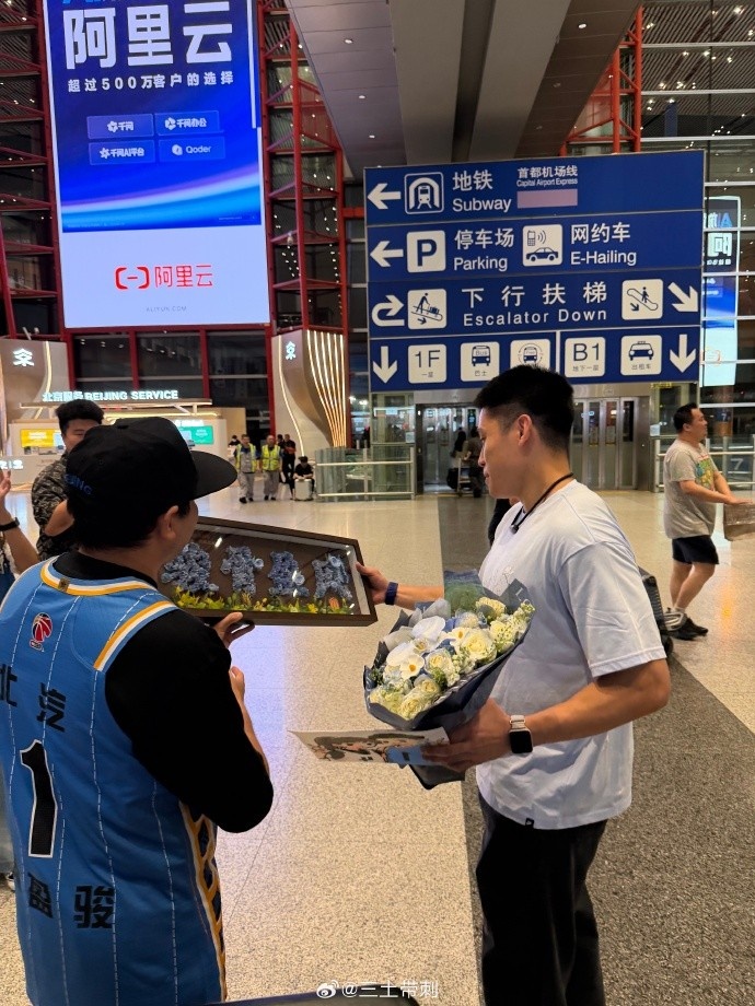 媒体人：陈盈骏抵京首钢男篮全员到齐 球队今日前往青岛28日体测